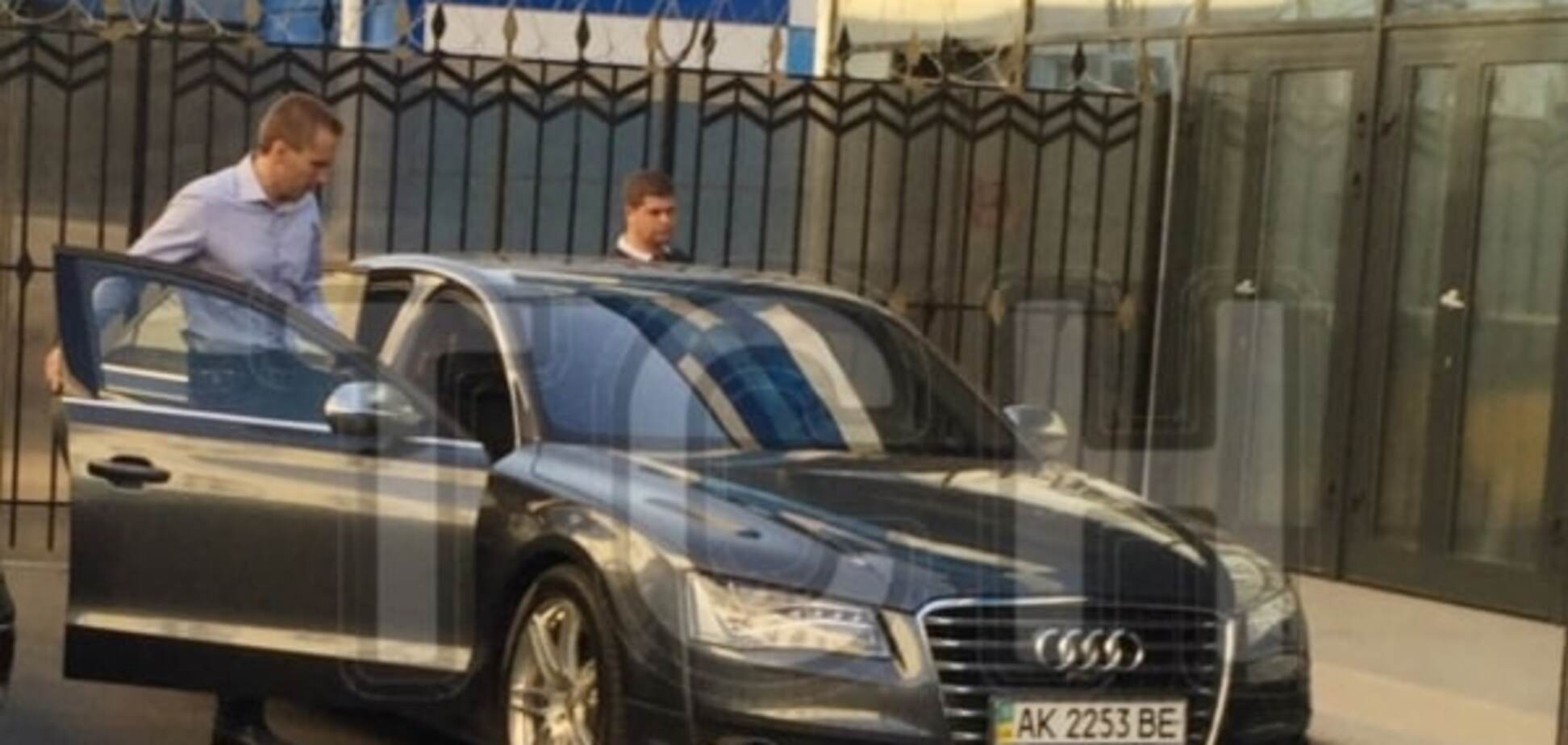 Ловите же! Александр Янукович прилетел в Крым делить наследство брата: фотофакт