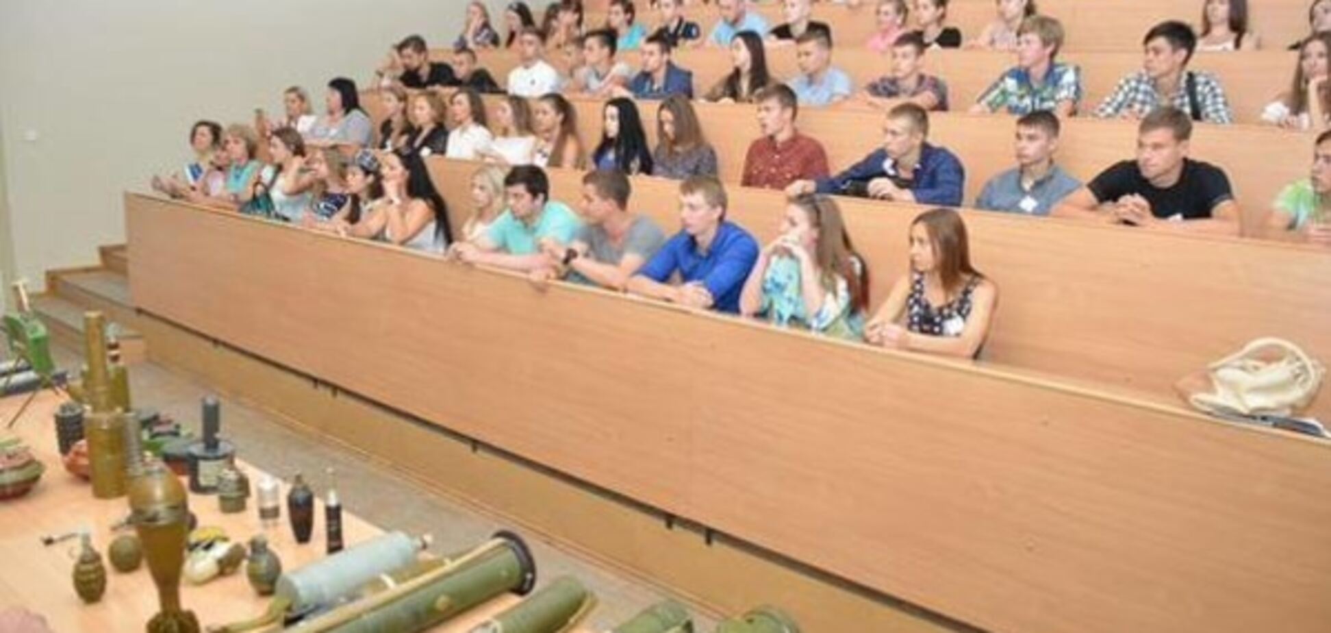 Для студентів 'ЛНР' провели урок 'вбивчого російського світу': фотофакт