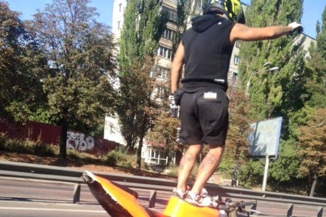 У Києві мотоцикліст-акробат налякав водіїв: фото небезпечного трюку