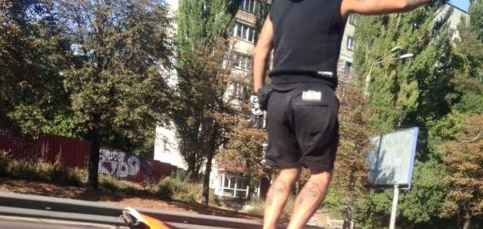 В Киеве мотоциклист-акробат напугал водителей: фото опасного трюка