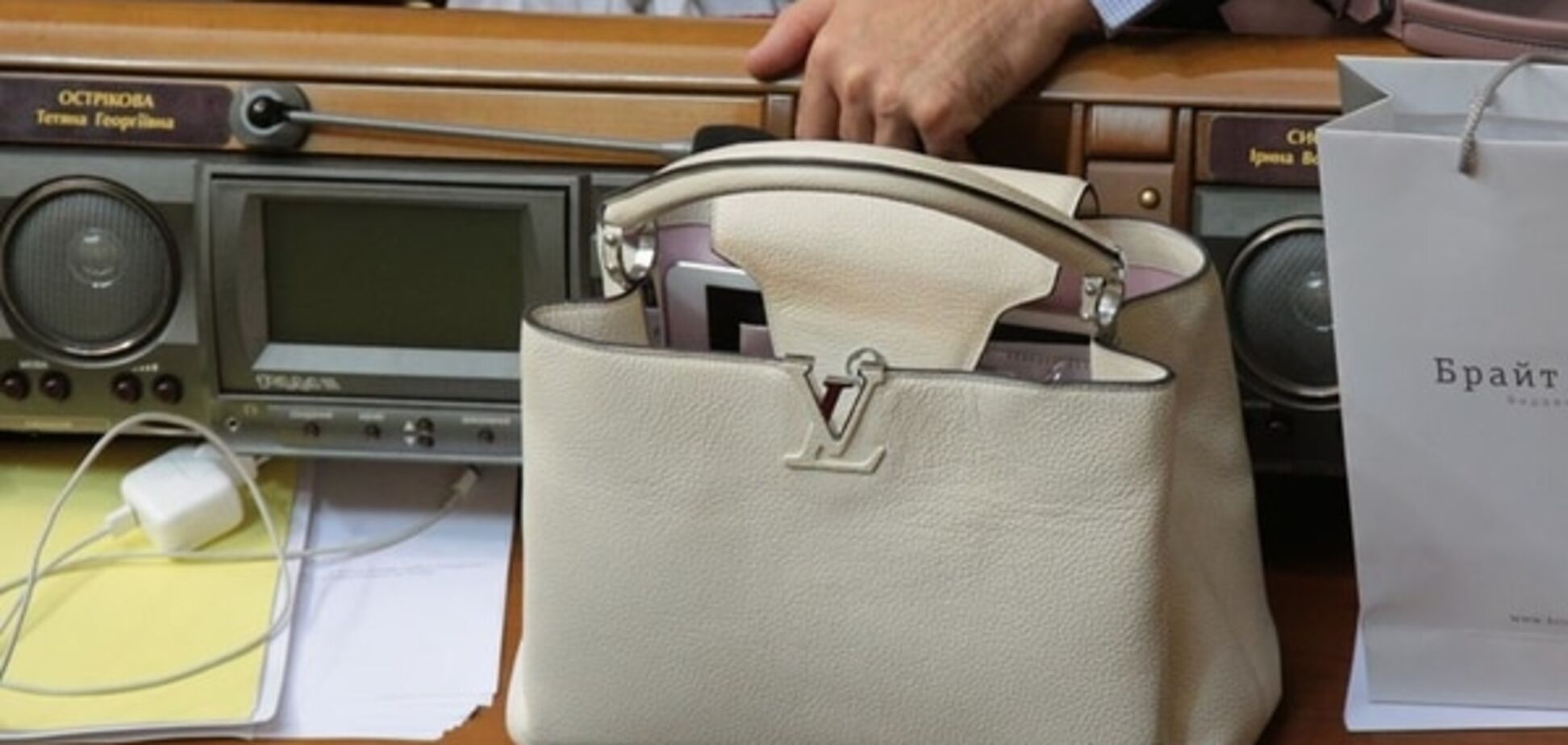 'І нехай виборці заздрять': Острикова з 'Самопомочі' похвалилася сумочкою за $ 6 тис. Фотофакт