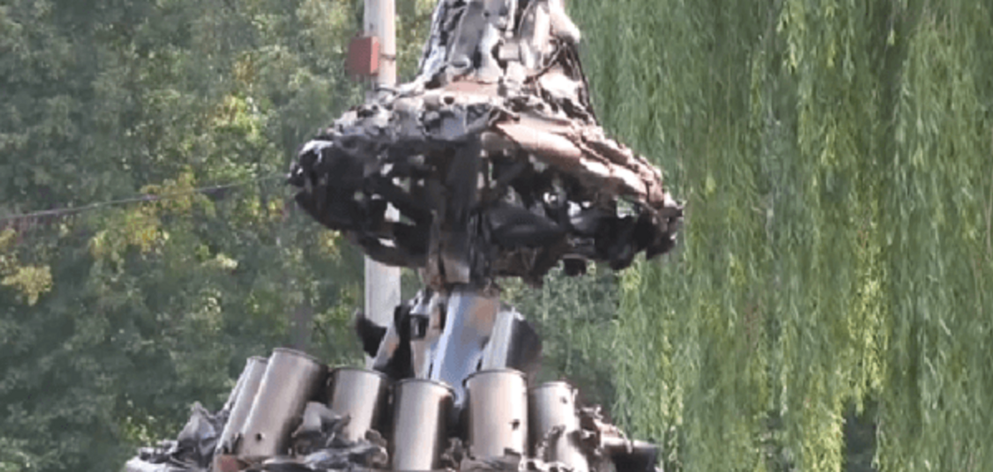 У Сумах бійцям АТО поставили пам'ятник з гільз і осколків снарядів: відеофакт