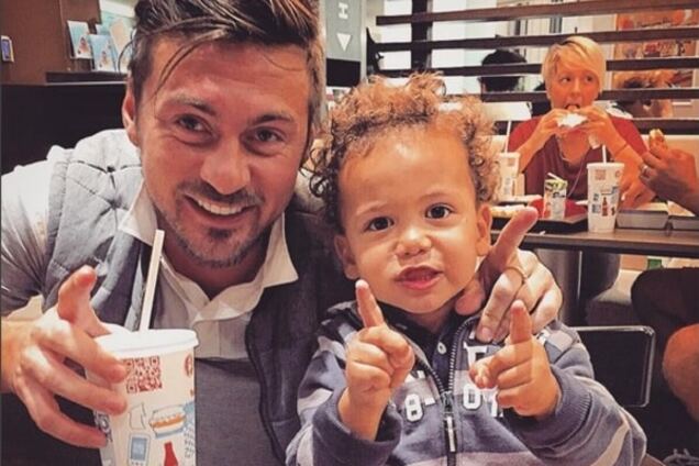 'Смешной малыш'. Милевский пообедал в McDonald's с милым ребенком: фотофакт