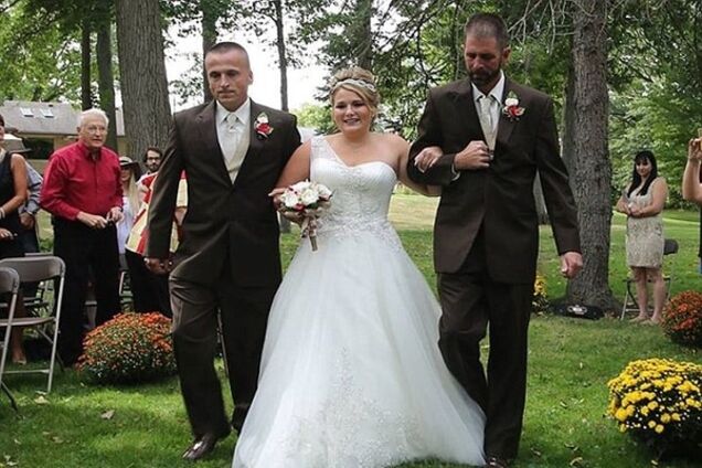 Отец невесты взял за руку ее отчима, чтобы вдвоем отвести дочь к алтарю: трогательные фото