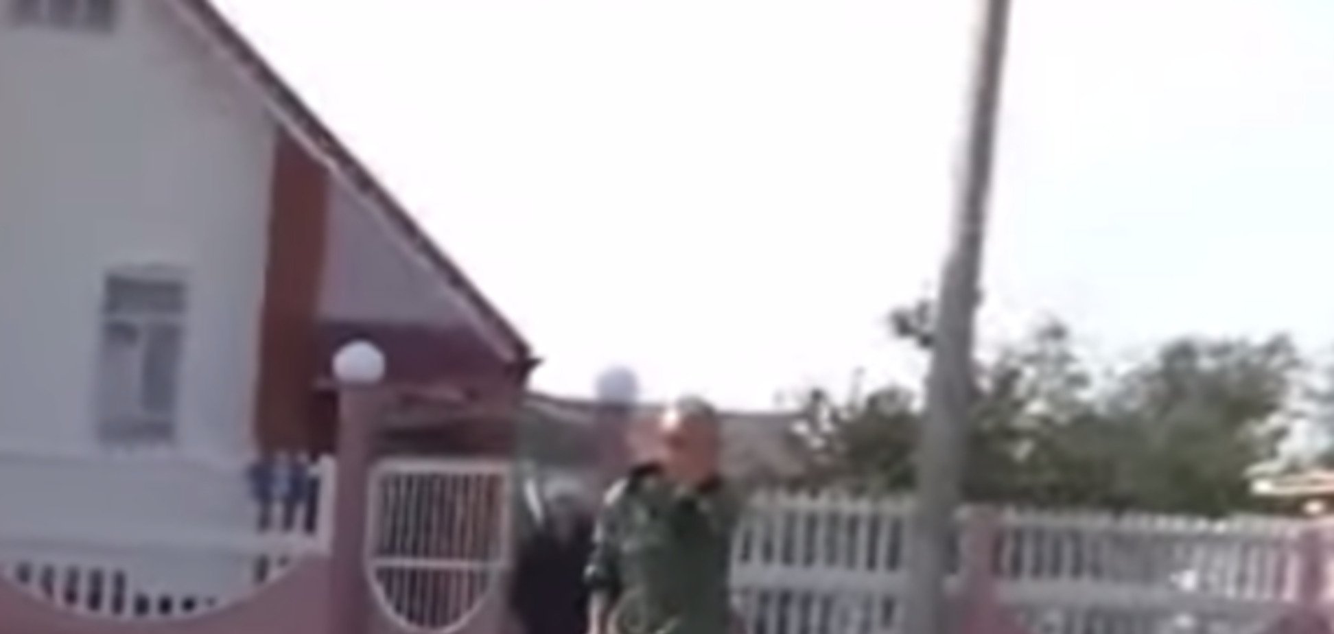 Родители пленного ГРУшника прогнали украинских журналистов вилами: видеофакт