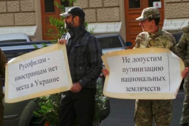 В Одессе 'Правый сектор' заблокировал отель с иностранцами