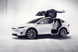 Tesla представила довгоочікуваний "крилатий" кросовер Model X. Фото і відео автомобіля