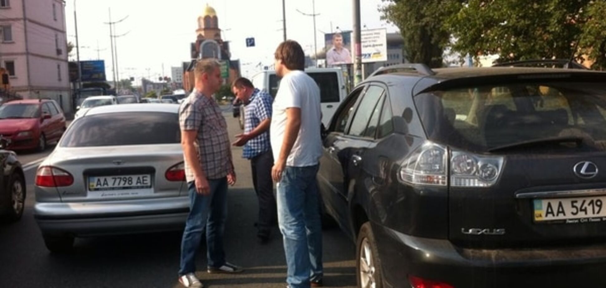В Киеве водитель 'Лексуса' избил другого водителя за замечание - соцсети