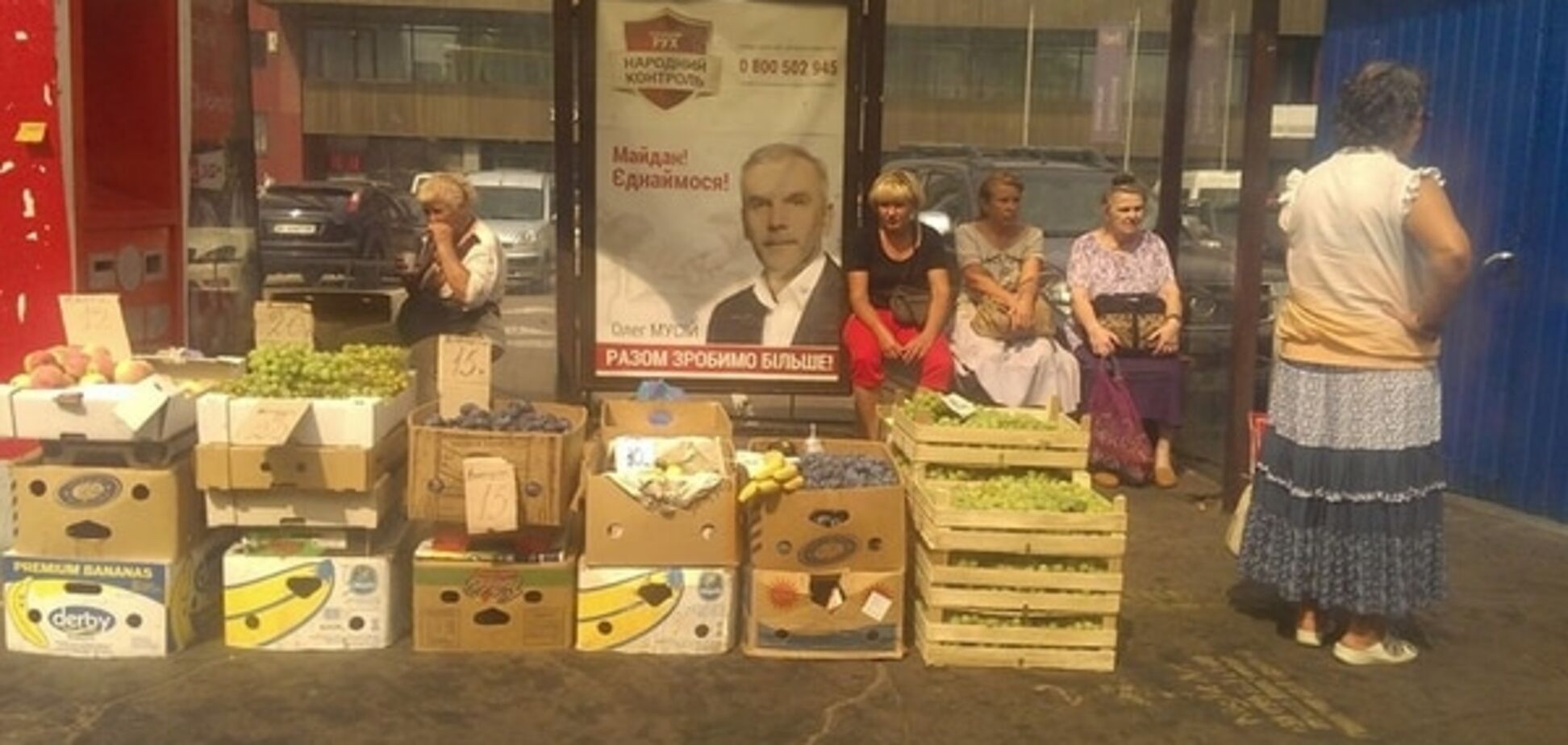 В Киеве торговцы фруктами 'захватили' остановку: фотофакт