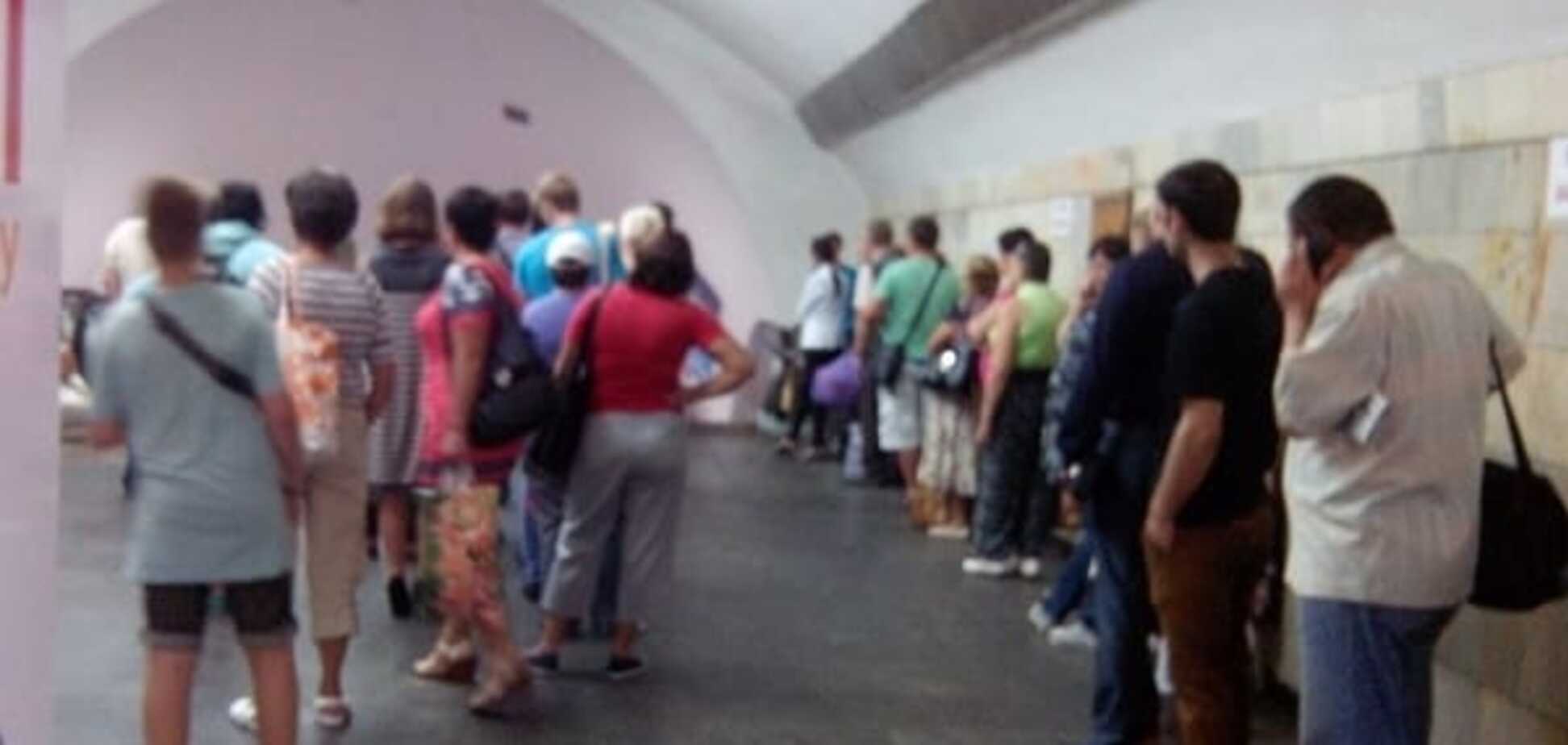 В киевском метро ленивые пассажиры устроили очередь на эскалатор: фотофакт