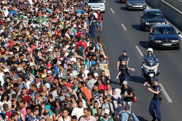 В Будапеште тысячи беженцев пошли пешком к границе Австрии: фотофакт