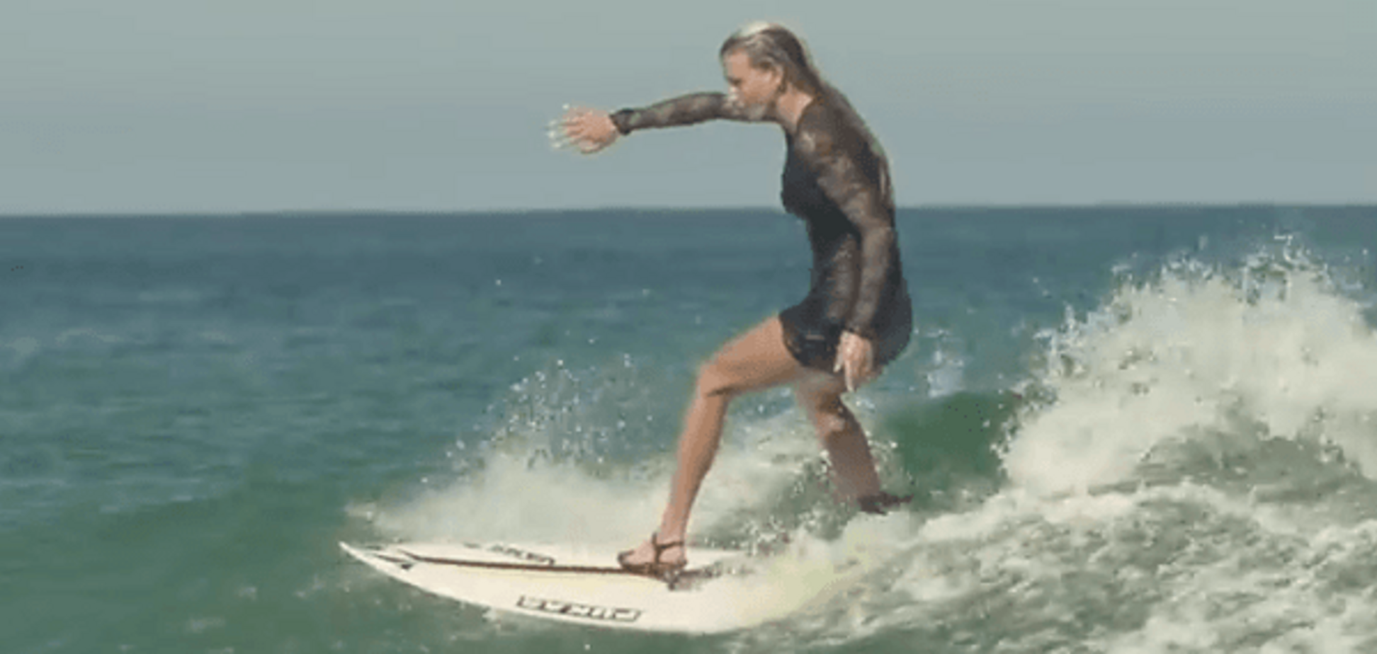 Красуня-серфер у короткій сукні і на підборах підкорила хвилю: відеофакт