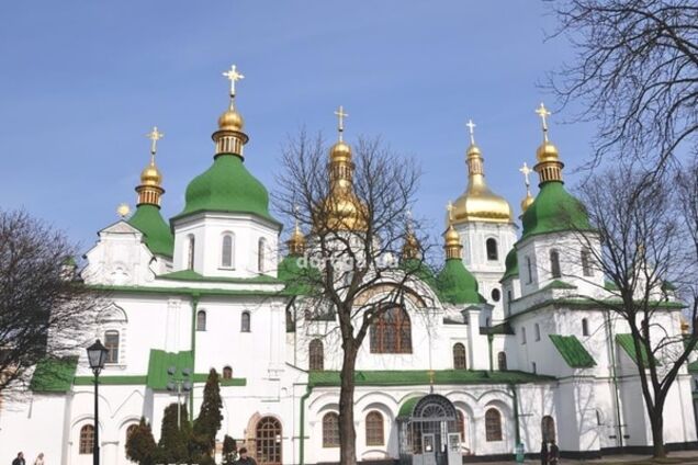 У 'Софії Київській' провалився грунт: утворилася глибока яма