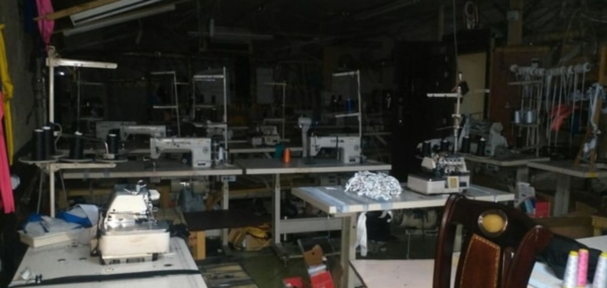 В Одессе 32 вьетнамца шили одежду Adidas, Nike и Columbia: опубликованы фото и видео