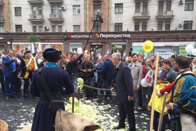 Москва под дождем и в 'лаптях' отмечает День города: фоторепортаж