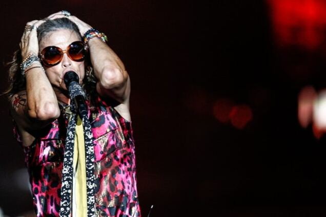 Неймовірно крутий! Лідер Aerosmith заспівав з вуличним музикантом у Москві: відеофакт
