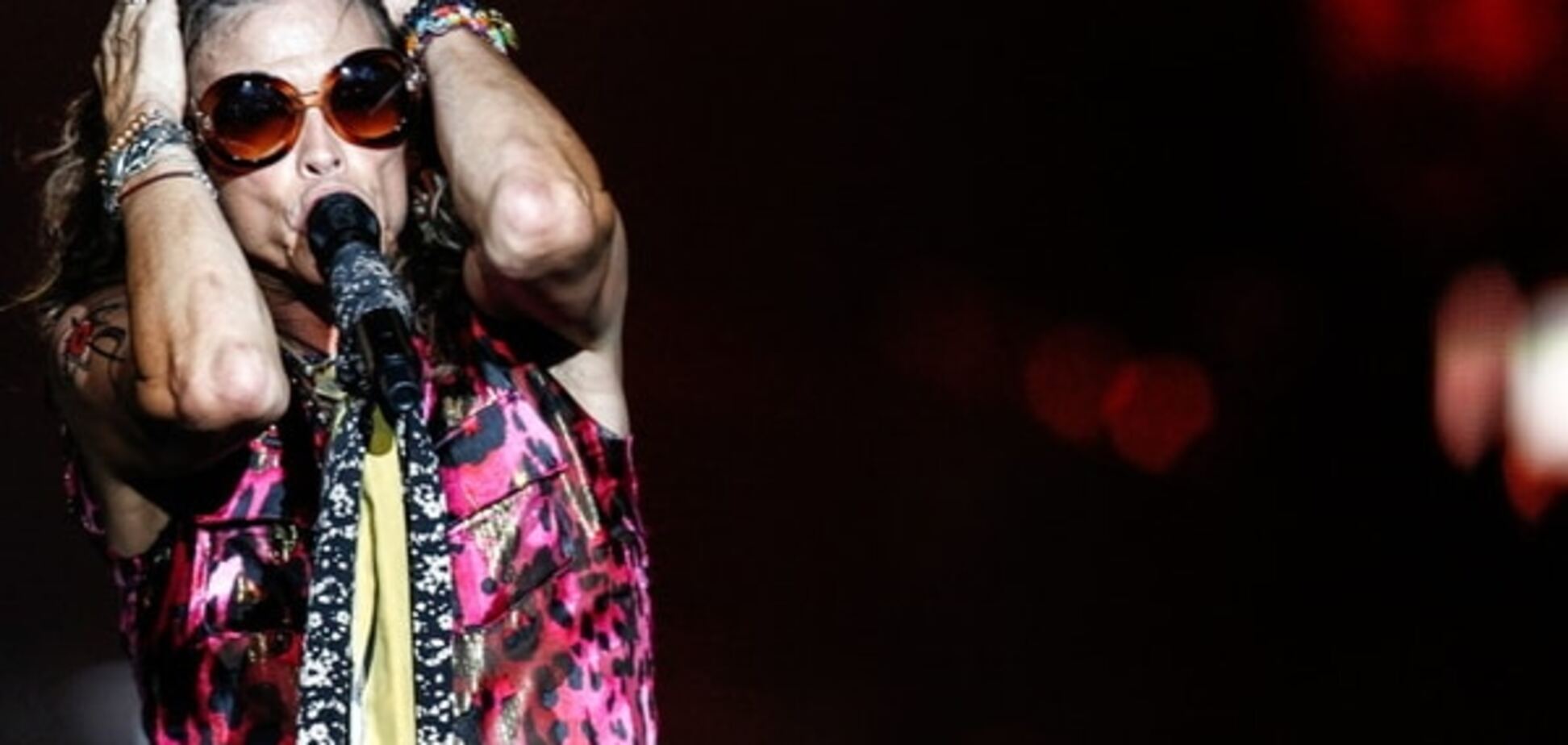 Неймовірно крутий! Лідер Aerosmith заспівав з вуличним музикантом у Москві: відеофакт