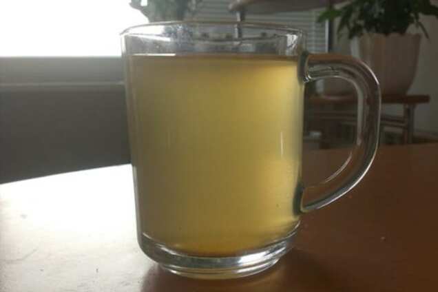 'Пиво нефільтроване'. У Києві на Троєщині з кранів тече жовта вода
