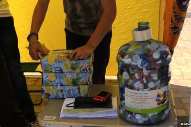 Волонтеры начали собирать пластик, чтобы заработать на протезы для бойцов