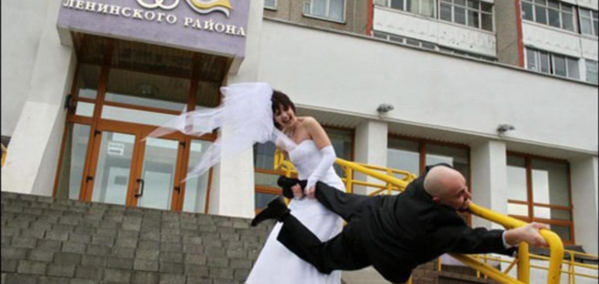 Забавы 'Крымнаша': ЗАГСы полуострова заставили соревноваться в нетрадиционности