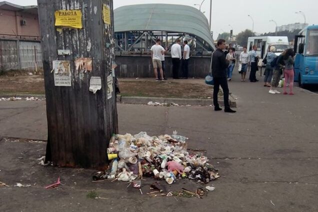 В Киеве метро 'Лесную' предложили переименовать на 'Мусорную'