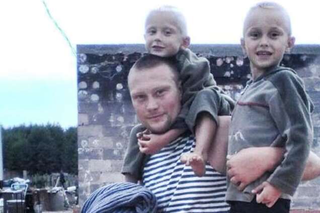 Пришел с войны, а дом сгорел: боец АТО с двумя детьми спит на улице. Опубликованы фото