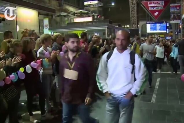 Разная Германия: во Франкфурте беженцев приняли аплодисментами, в Дортмунде - дракой