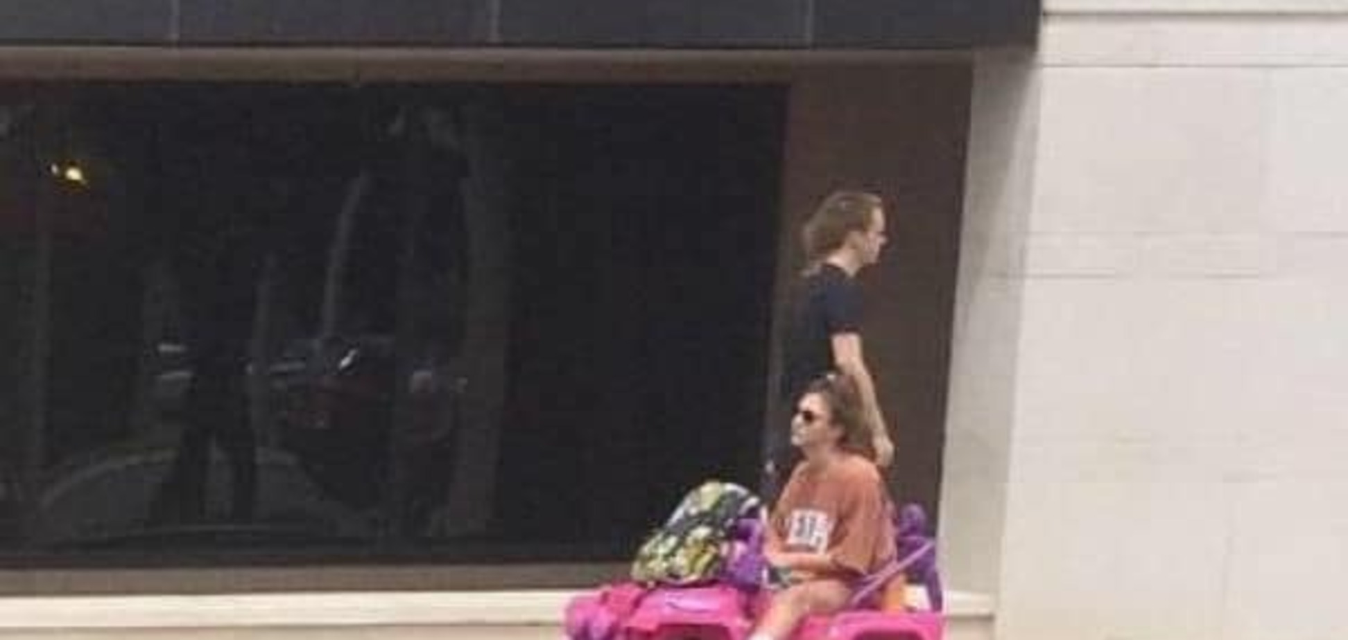 Отняли права? Выход есть! Девушка ездит на игрушечной машинке: фотофакт