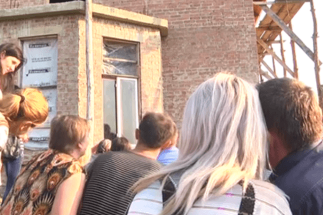 Это чудо! На Львовщине паломники молятся окну с дефектом: видеофакт