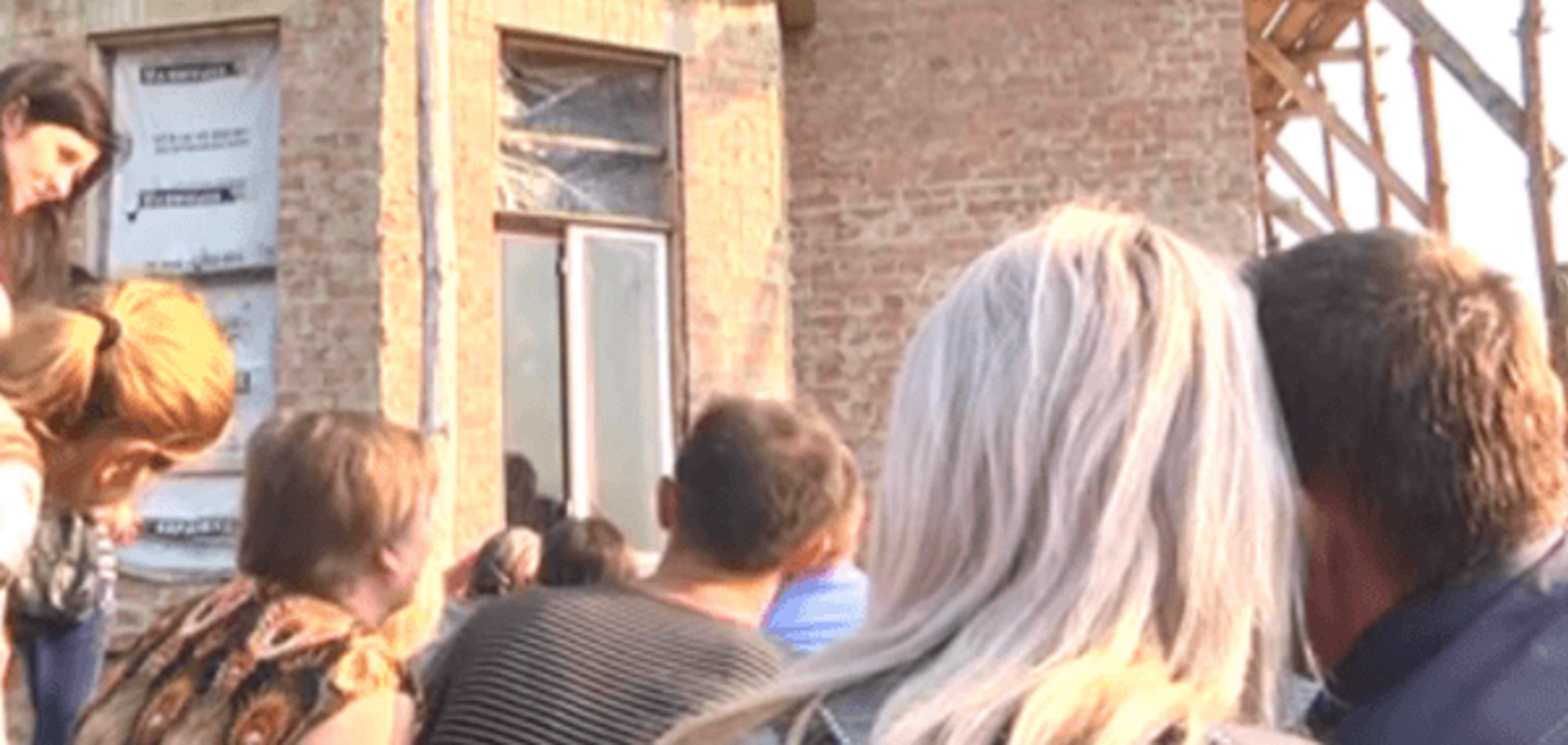 Це диво! На Львівщині паломники моляться вікну з дефектом: відеофакт