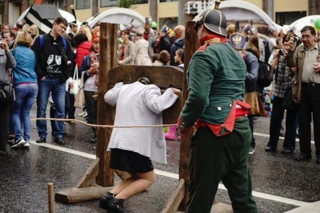 На Дне Москвы 'казнили национал-предателя' и били розгами москвичей: фотофакт