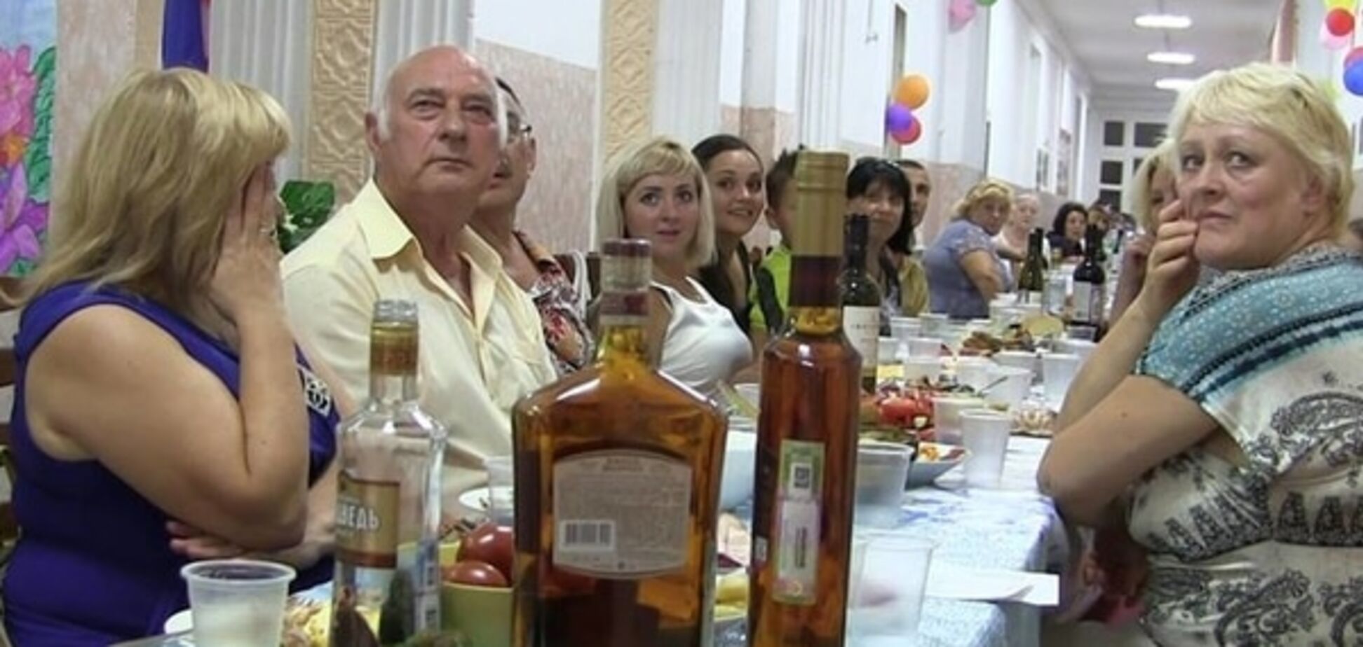 В Крыму засняли алкогольное 'чаепитие' учителей в школе: видеофакт