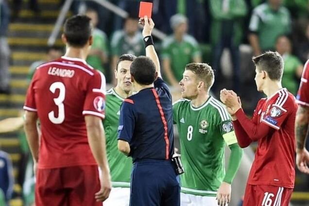 Футболист Северной Ирландии прославился уникальным удалением: видео курьеза