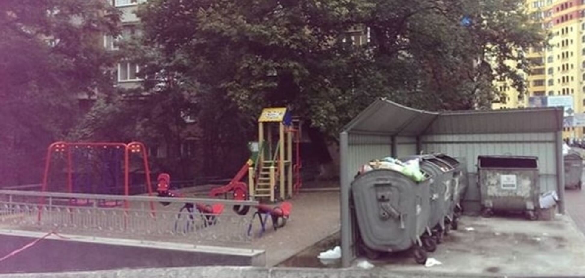 У Києві поставили сміттєві баки прямо під носом у дітей: фотофакт
