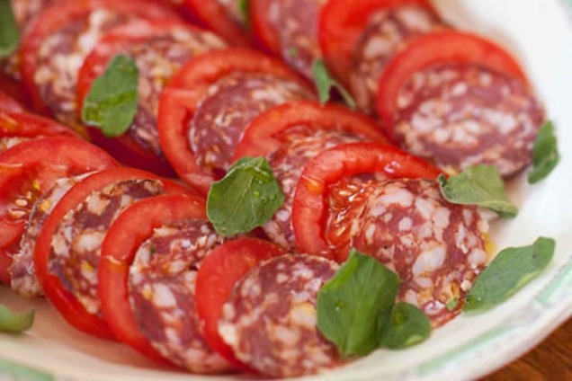 Мир отмечает День салями: 7 фактов о продукте и рецепт потрясающей пиццы от Джейми Оливера