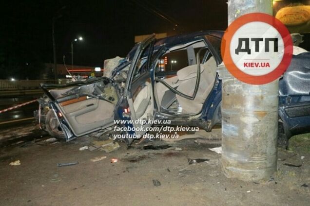 'Ночной кошмар'. В Киеве автомобиль после ДТП превратился в груду металлолома: фото с места аварии
