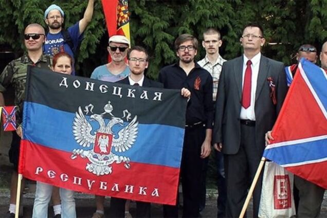 У Словаччині на могилі найманця Кремля розгорнули прапор 'ДНР': фотофакт