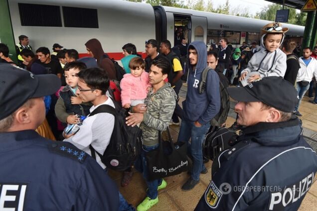 Германия приготовила 6 млрд евро на беженцев: ждут три поезда