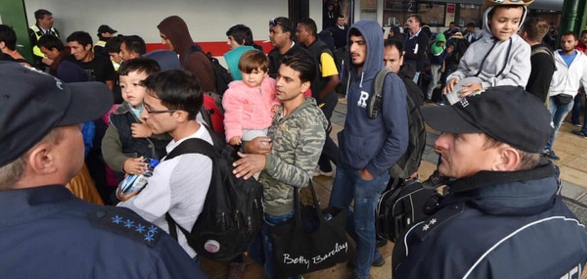 Германия приготовила 6 млрд евро на беженцев: ждут три поезда