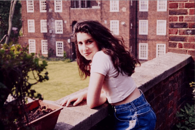 Семья Эми Уайнхаус показала редкие фото и видео 14-летней певицы