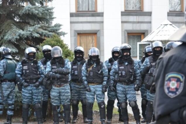 У центрі Києва міліція інсценує торішній напад 'Беркута' на Автомайдан