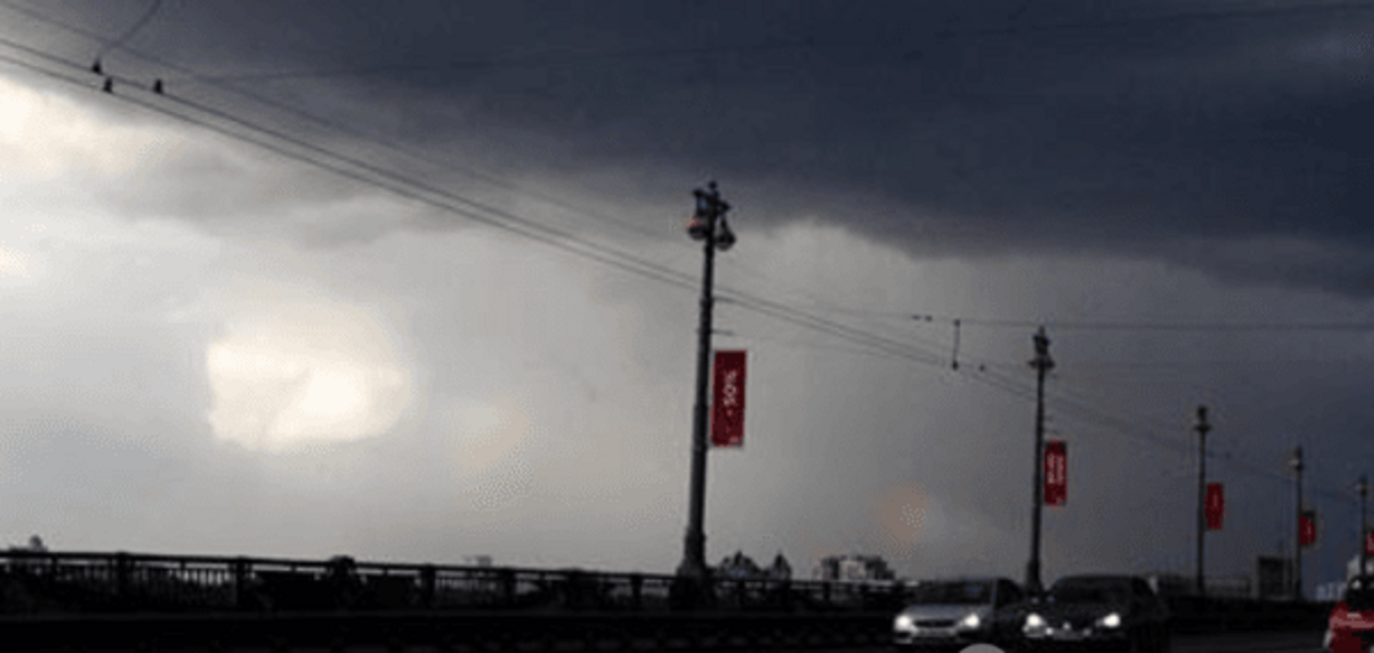 У Києві помітили дві вертикальні веселки: опубліковані фото