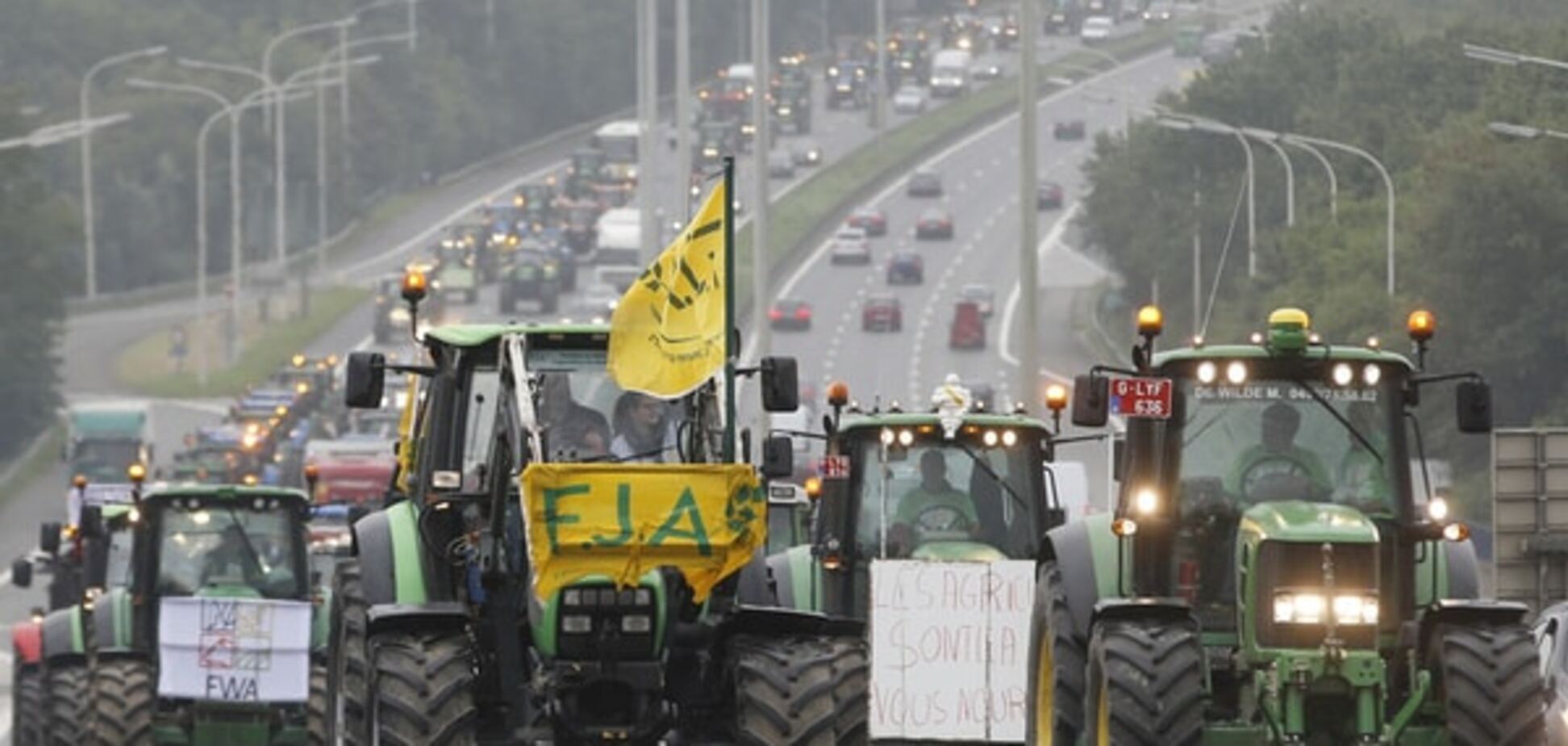 В Брюсселе разъяренные фермеры приехали на тракторах под штаб-квартиру ЕС: фоторепортаж