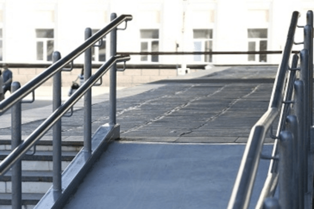 ЖЭК запретил киевлянину улучшить жизнь инвалидов и мам с колясками