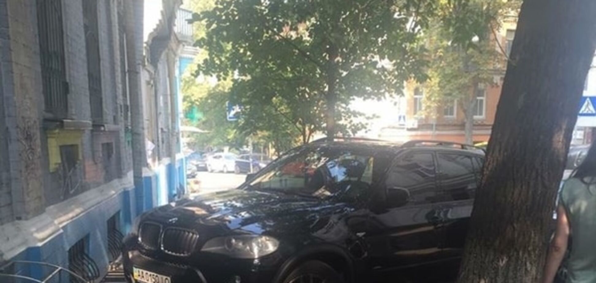 У Києві водії BMW і Toyota 'притиснули' пішоходів до стінки: фото героїв