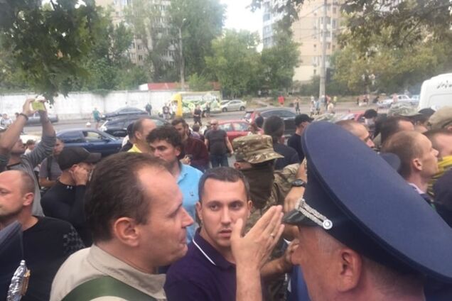 В Одессе под райсудом начались столкновения: опубликованы фото и видео