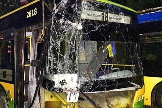 В Киеве троллейбус без водителя врезался в столб: фотофакт