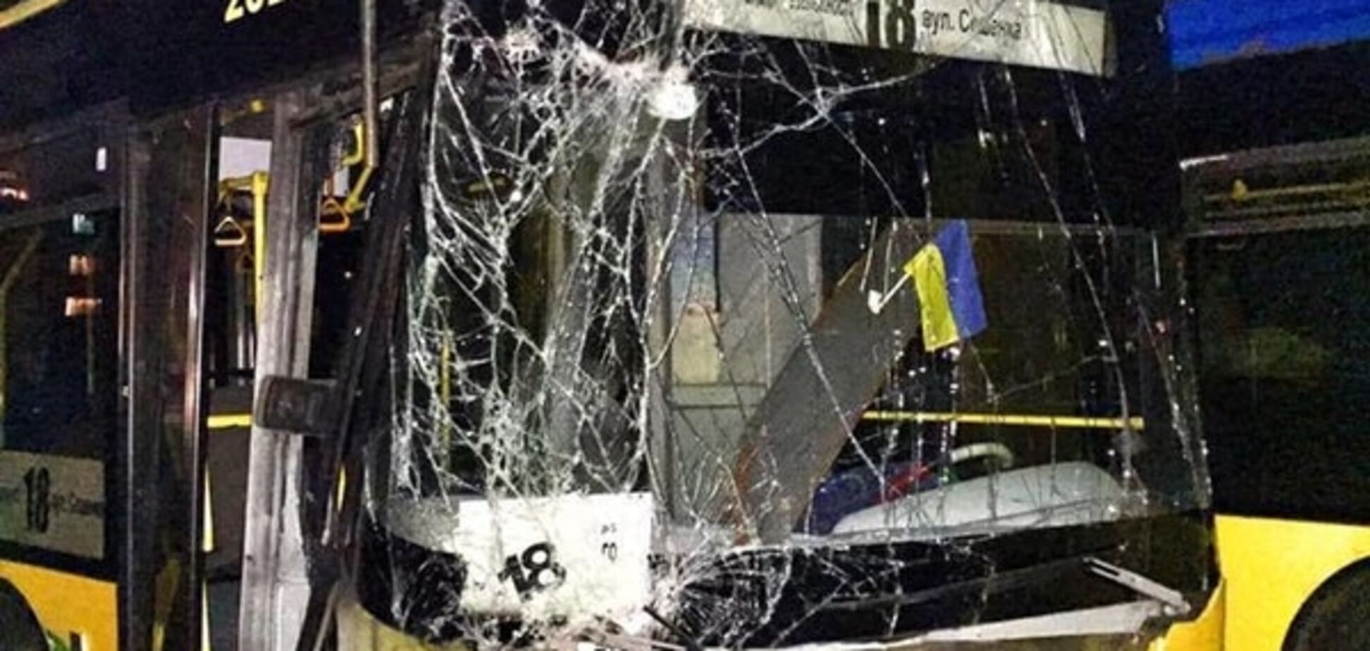 В Киеве троллейбус без водителя врезался в столб: фотофакт