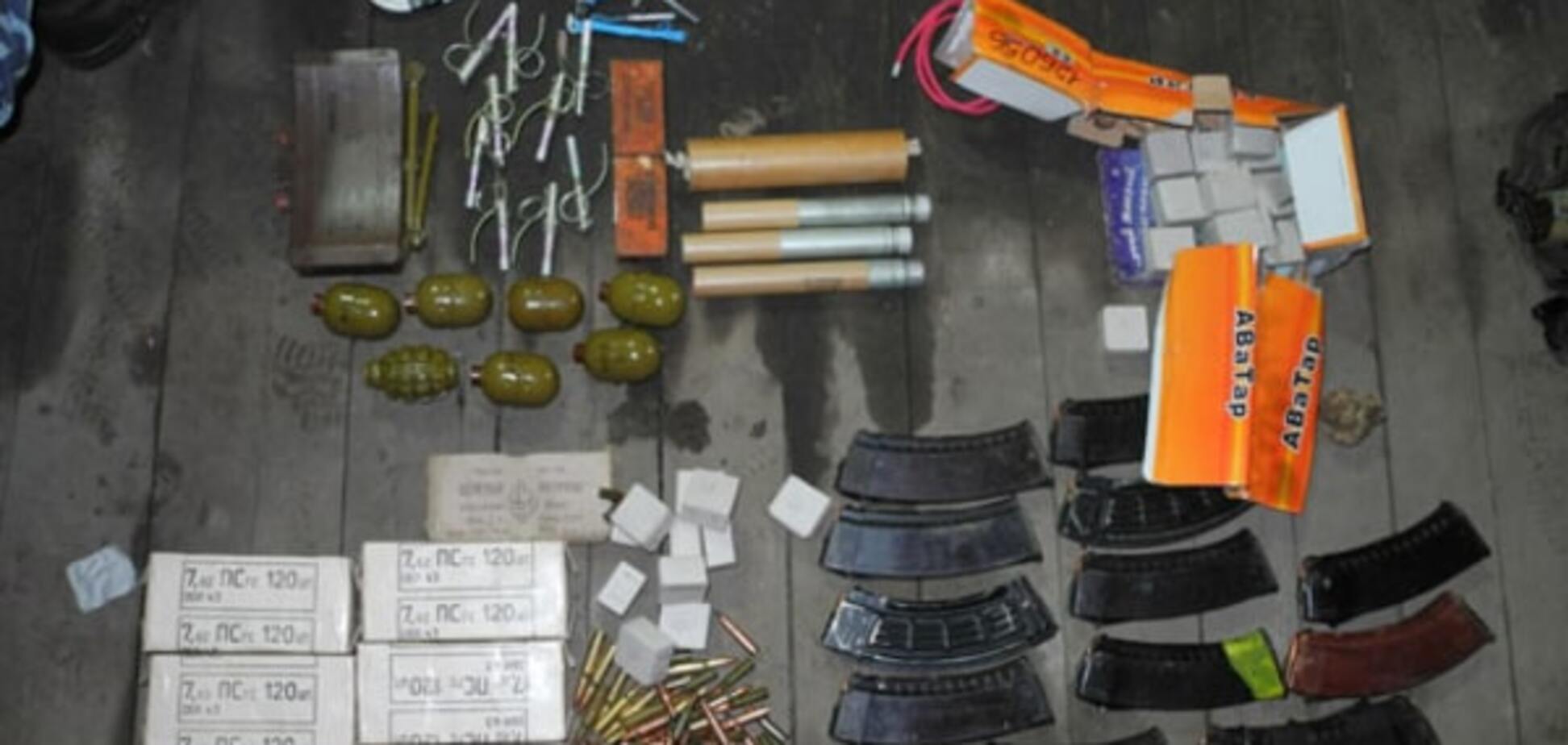 Житель Дзержинська влаштував удома арсенал зброї: опубліковані фото