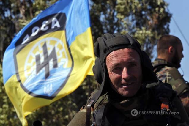 Полк 'Азов' провел марш танков: видеофакт